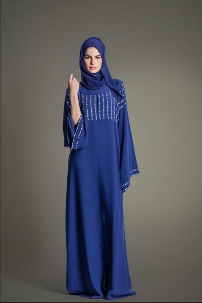 عباية-ازرق-مرصعة-بالشوارفسكي-من-حناين