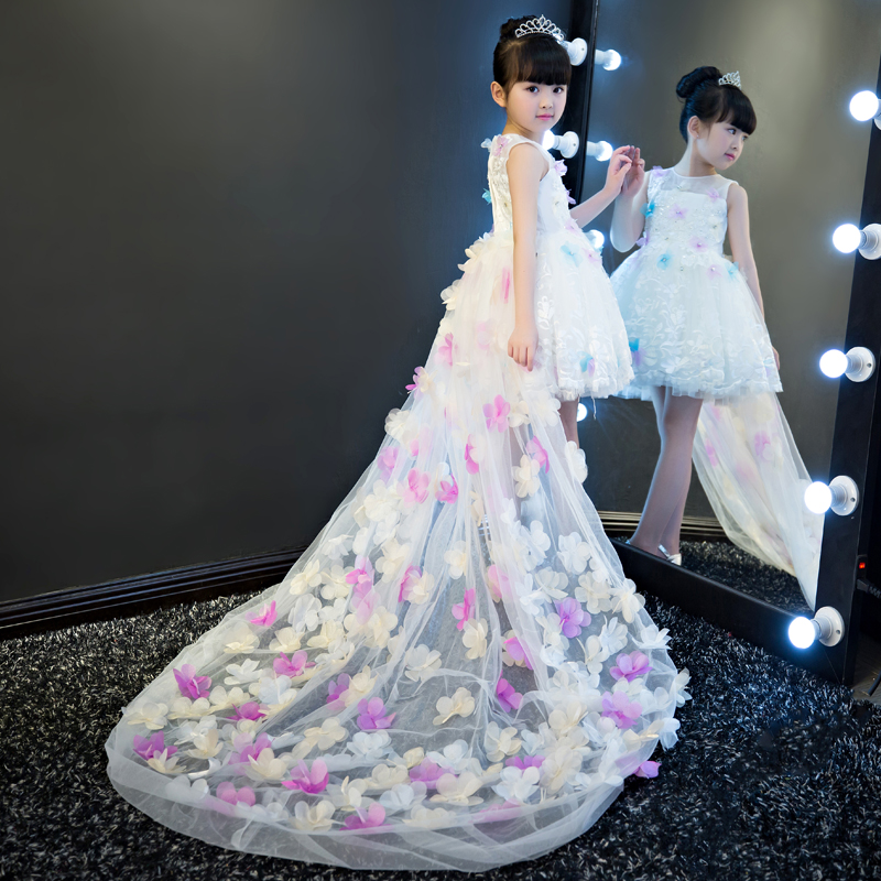 فستان-ابيض-بذيل-للاطفال