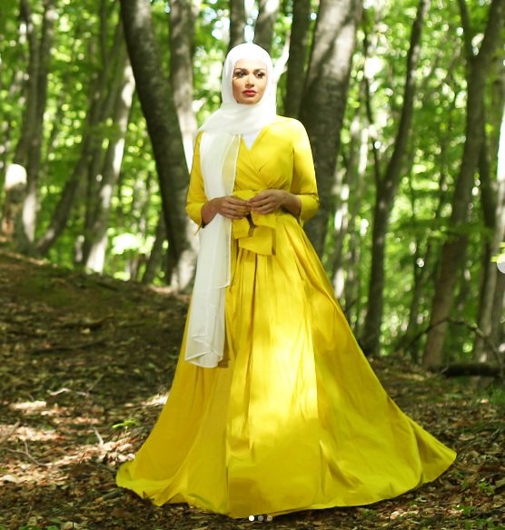 فستان-اصفر-وحجاب-ابيض