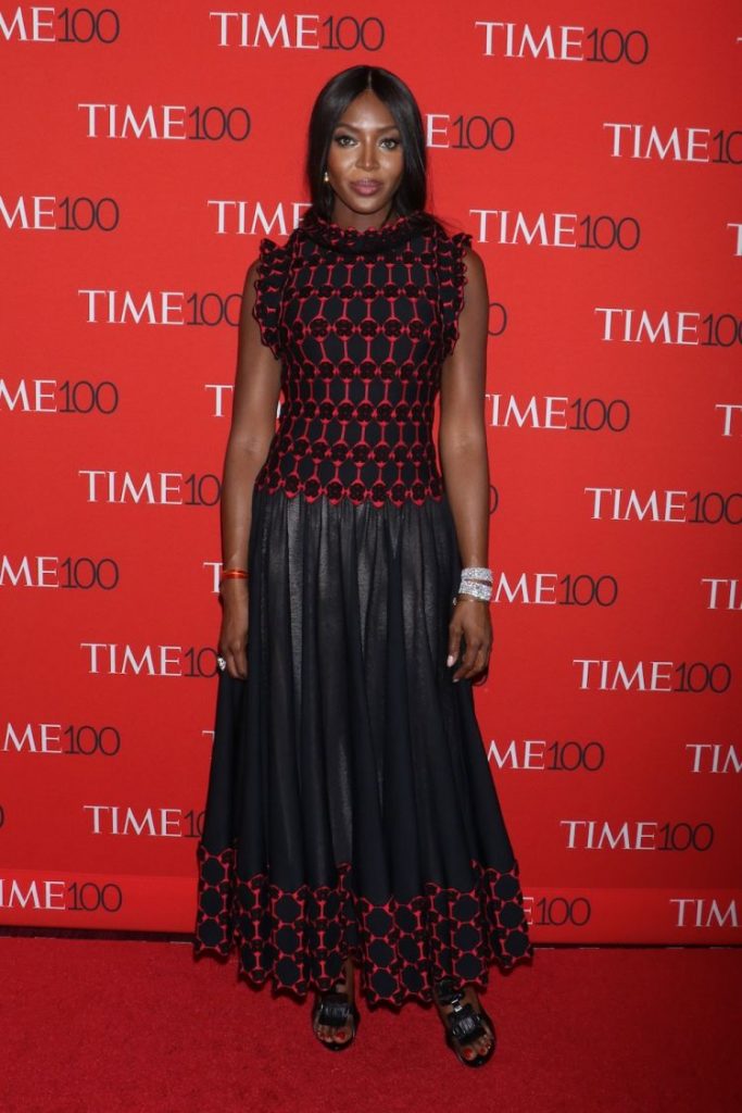 فستان-ناعومي-كامبل-الاسود