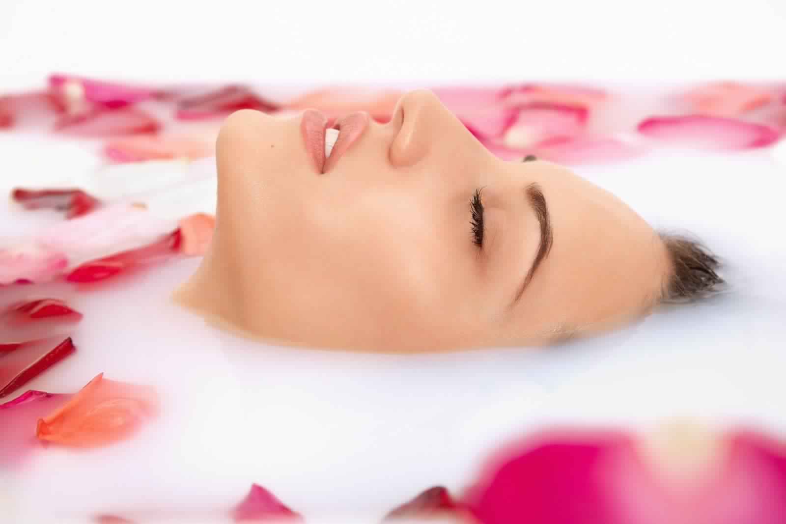 ماء الورد لعلاج حب الشباب