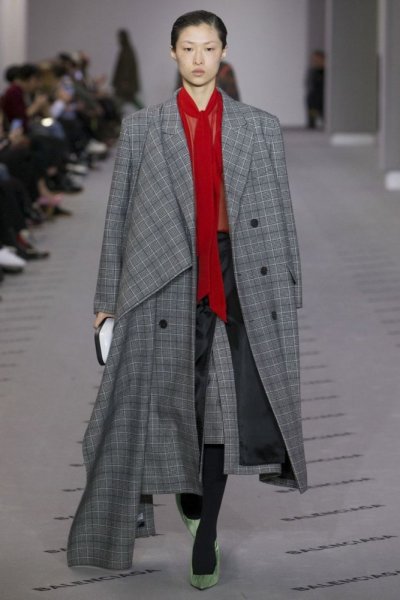 معطف-كاروهات-من-Balenciaga
