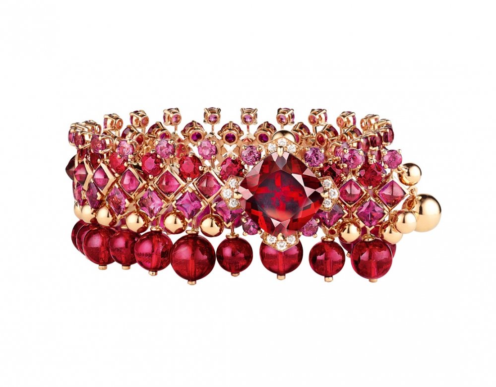 أساور-حمراء