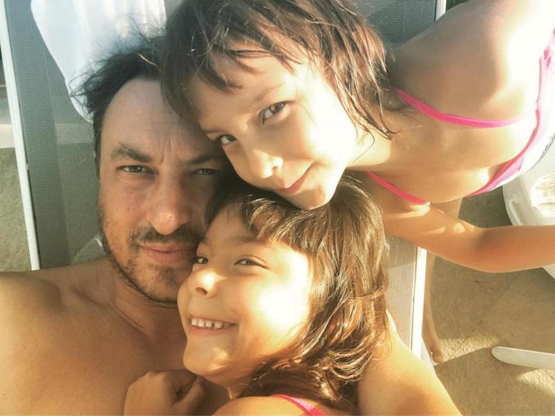 البنتين-مع-النجم-التركي