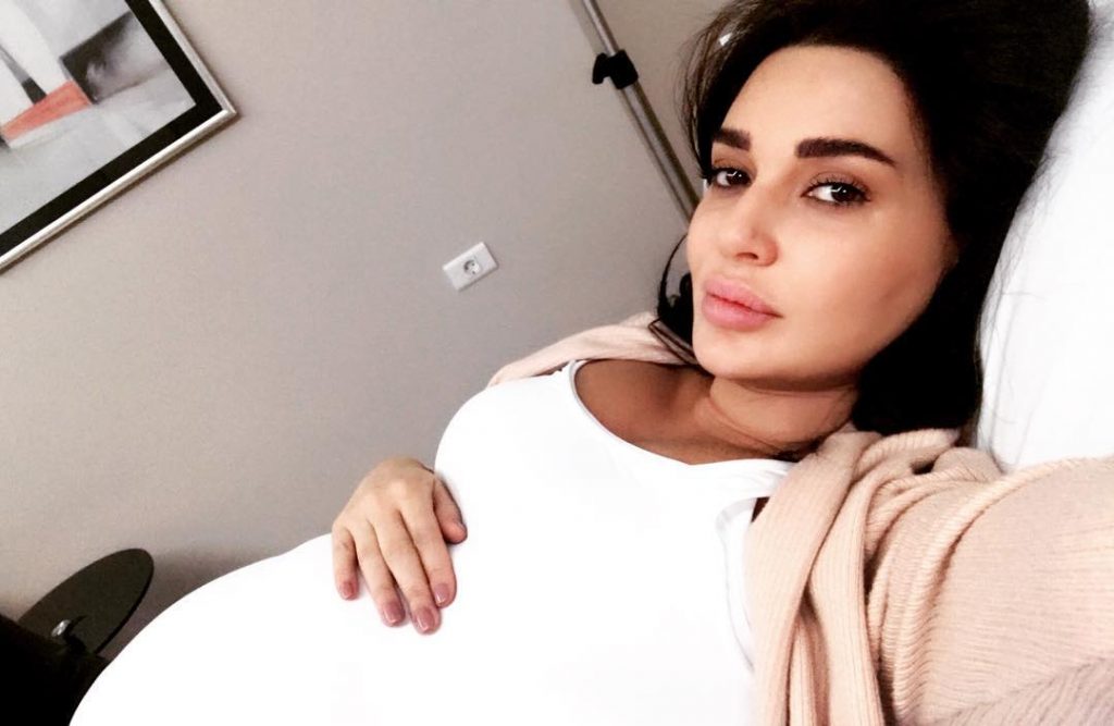 سيرين-تنتظر-مولودها-بعد-شهر