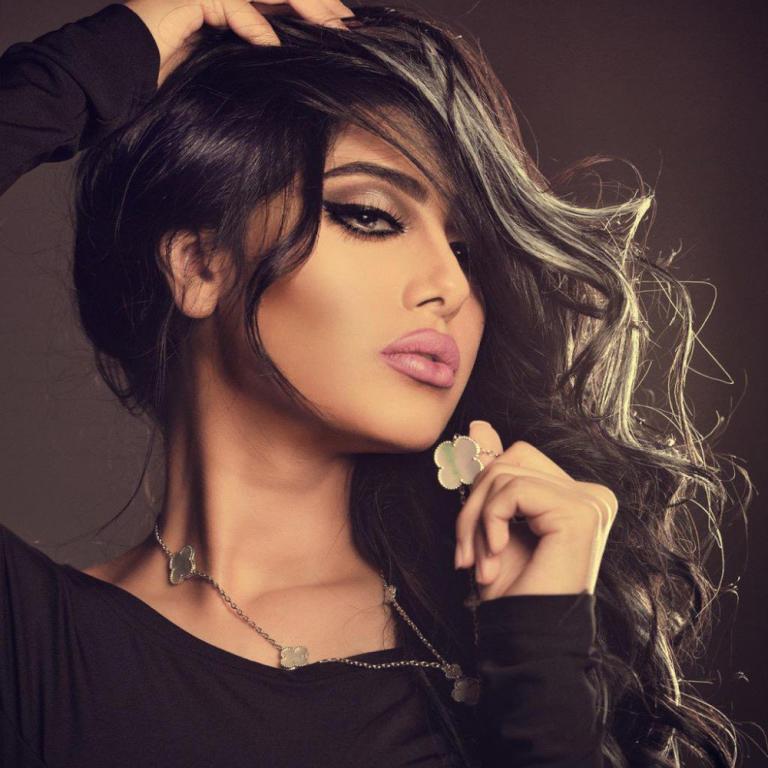 شيلاء-بخصلات-الشعر-البلاتيني