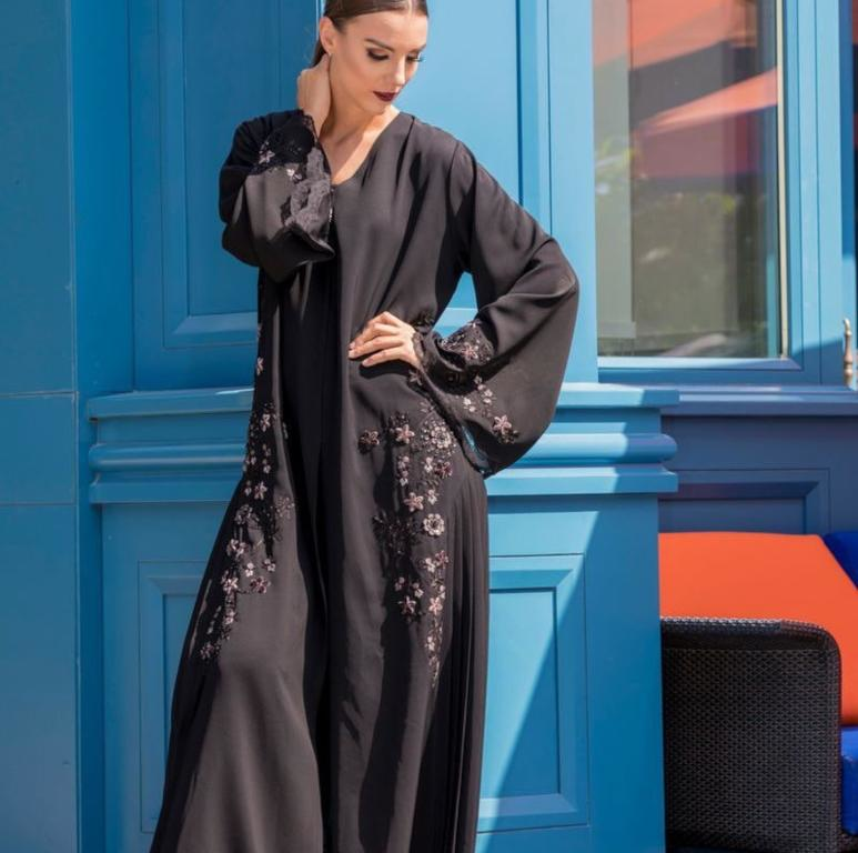 عباية-بتطريزات-الورود-من-Louzan-Fashion