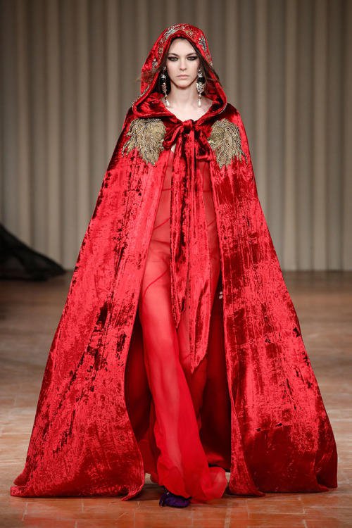 فستان-احمر-بالكاب-المخملي-من-Alberta-Ferretti