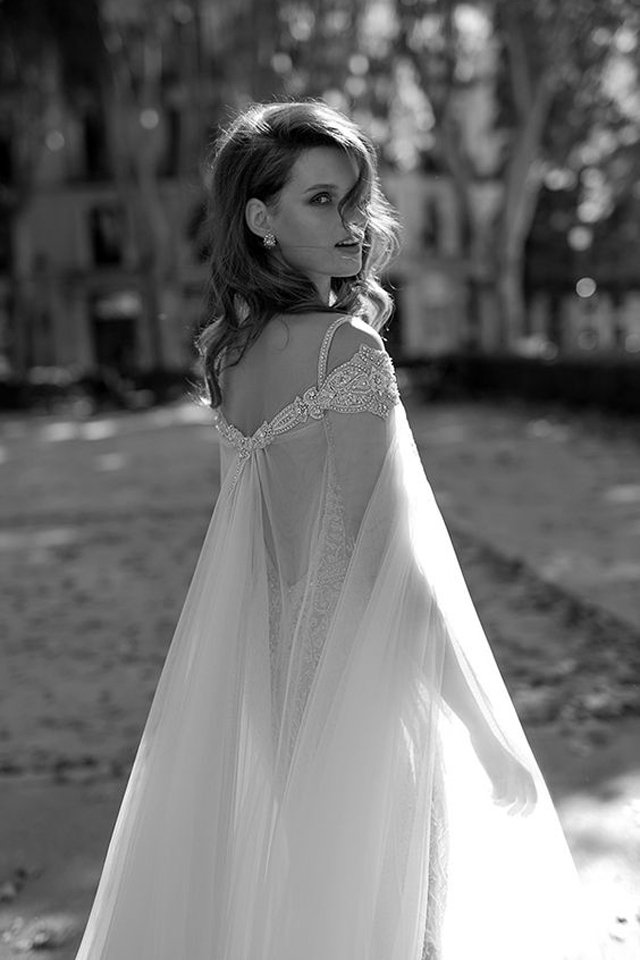 فستان-زفاف-عصري-مع-كاب