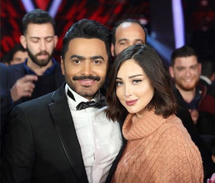 شاهد رد فعل تامر حسنى عندما أقتحمت زوجته بسمه بوسيل تصوير The Voice Kids Youtube