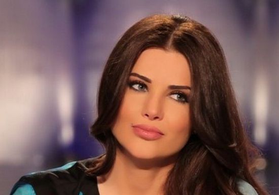 الاعلامية منى ابو حمزة