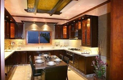 المطبح-حجمه-كبير-يتوسطه-طاولة-طعام-خشبية