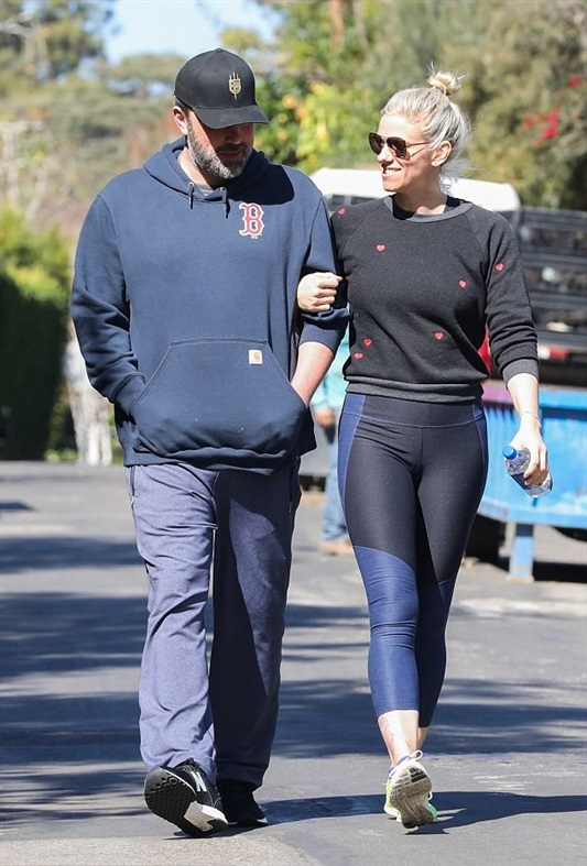 بن-مع-حبيبته-الجديدة