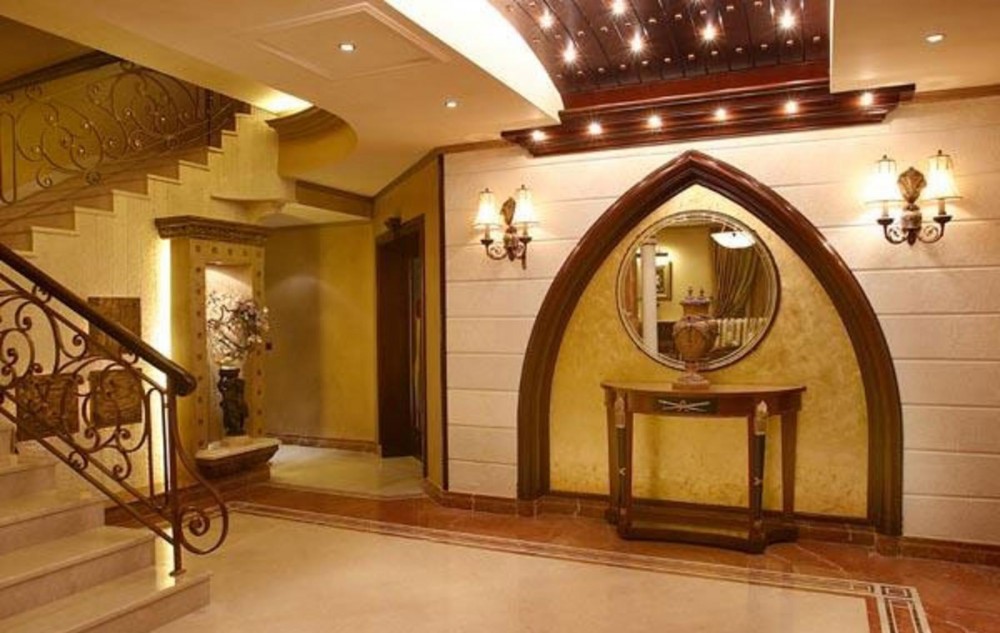 جدران-مدخل-القصر-في-توليفة-جمعت-بين-اعمال-الخشب-والجص