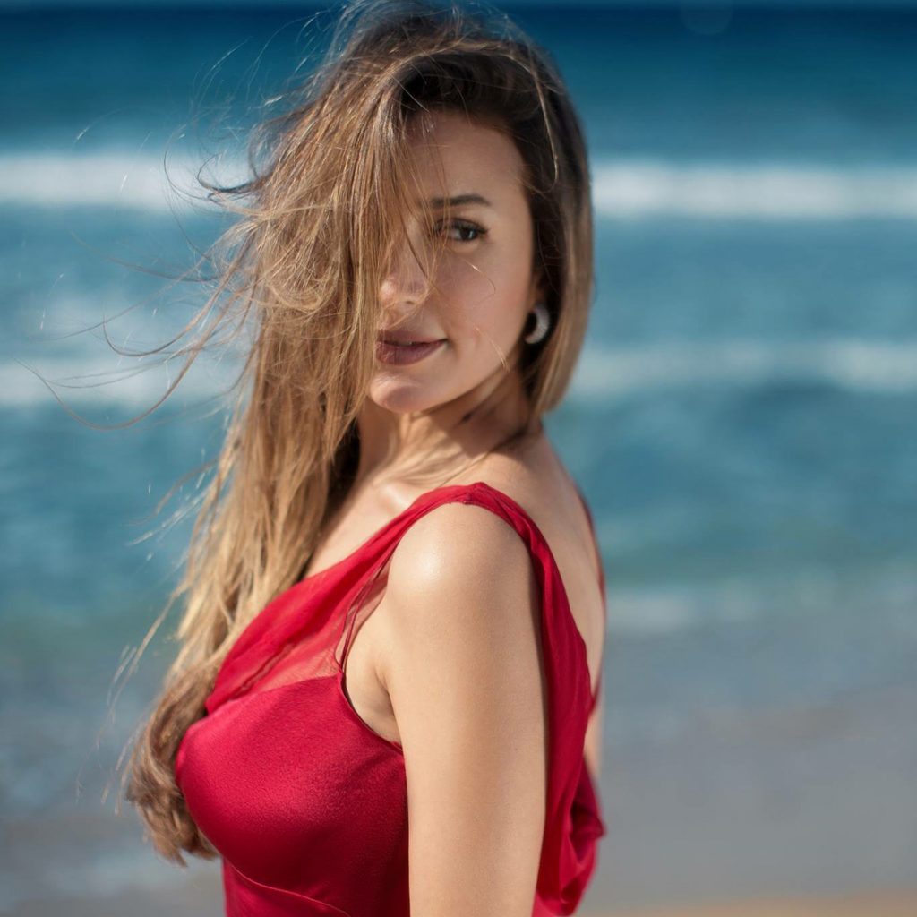 جنات-باللون-الاحمر