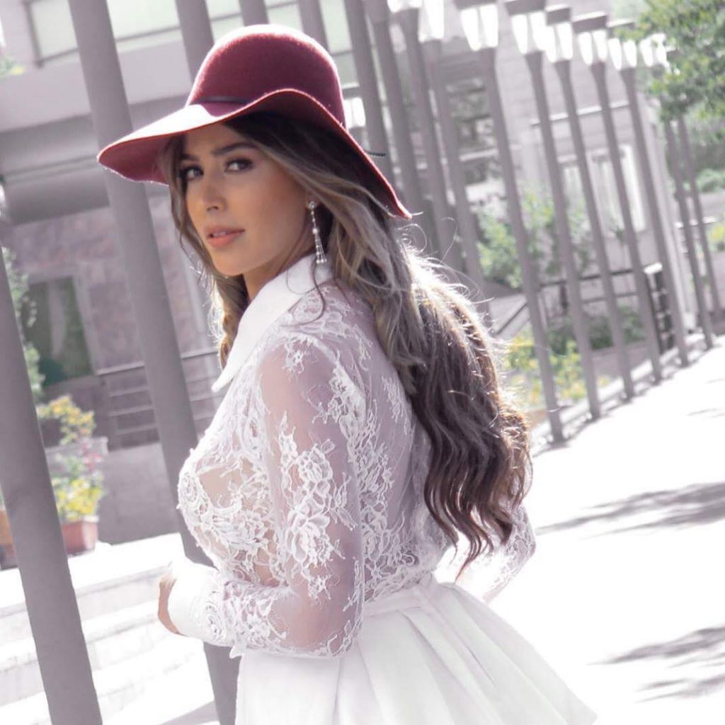 جنات-بفستان-ابيض