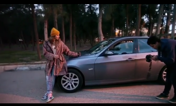 جنات-تستند-الى-سيارة