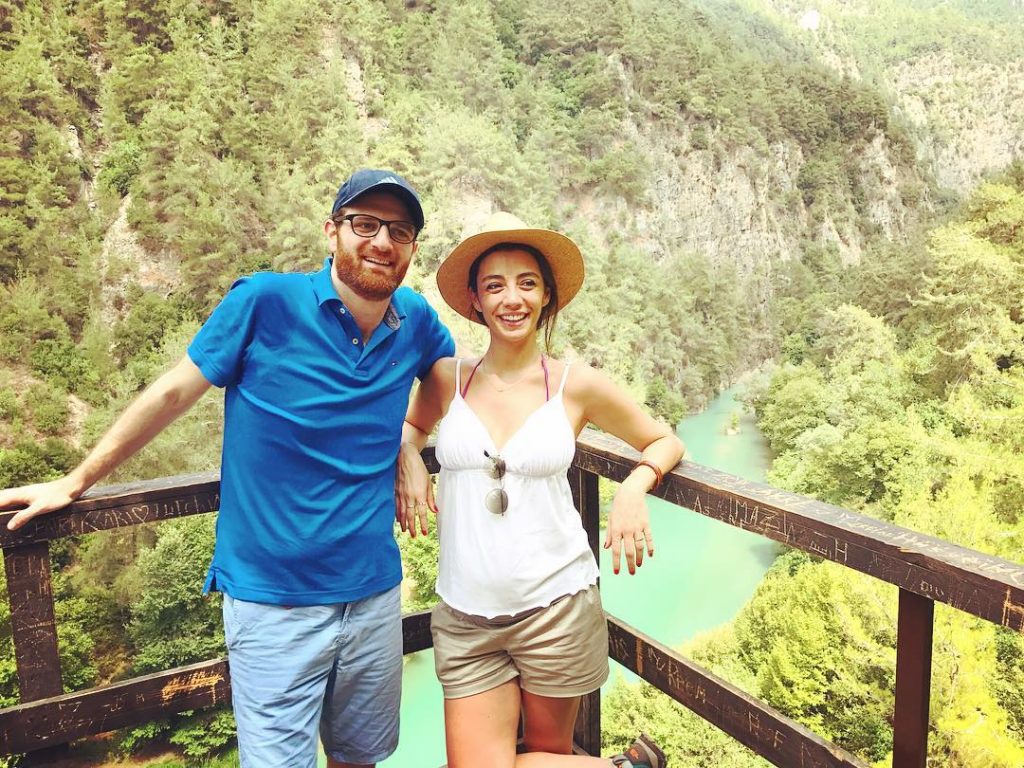 سرينا-وزوجها-في-بداية-الحمل