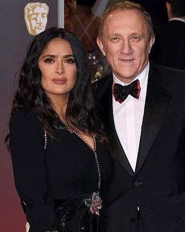 سلمى-تلتقط-الصور-مع-الفنانين