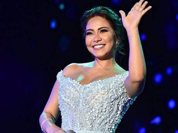 شيرين على المسرح