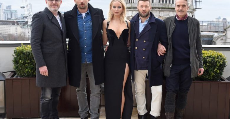 فستان جينفر لورانس الأسود