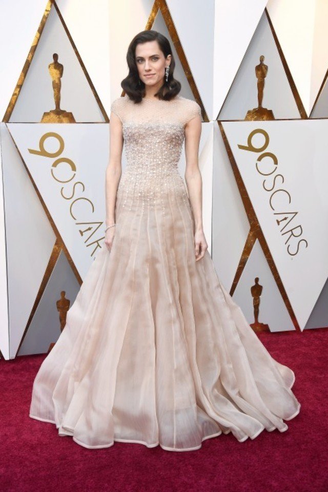 أليسون-ويليمز-بفستان-أرماني-بريفيه