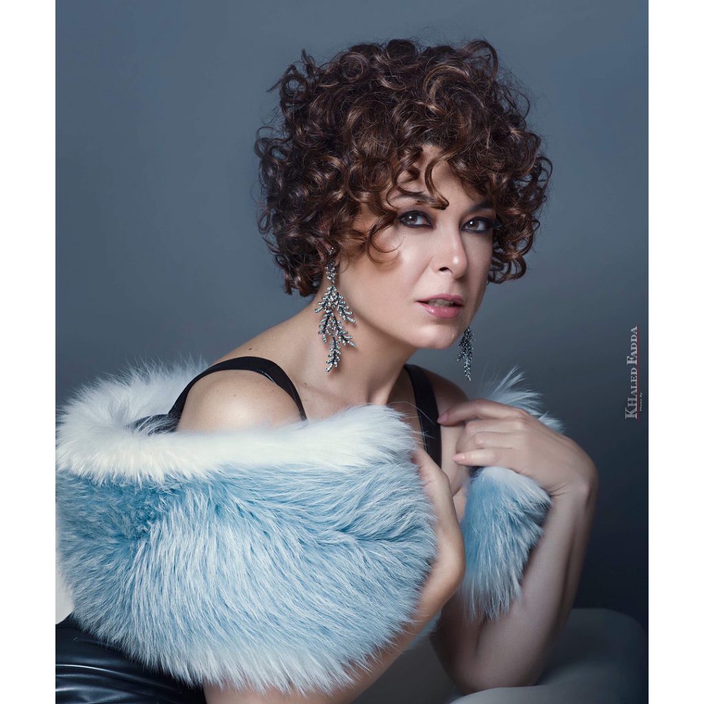 النجمة-بتسريحة-شعر-كيرلي