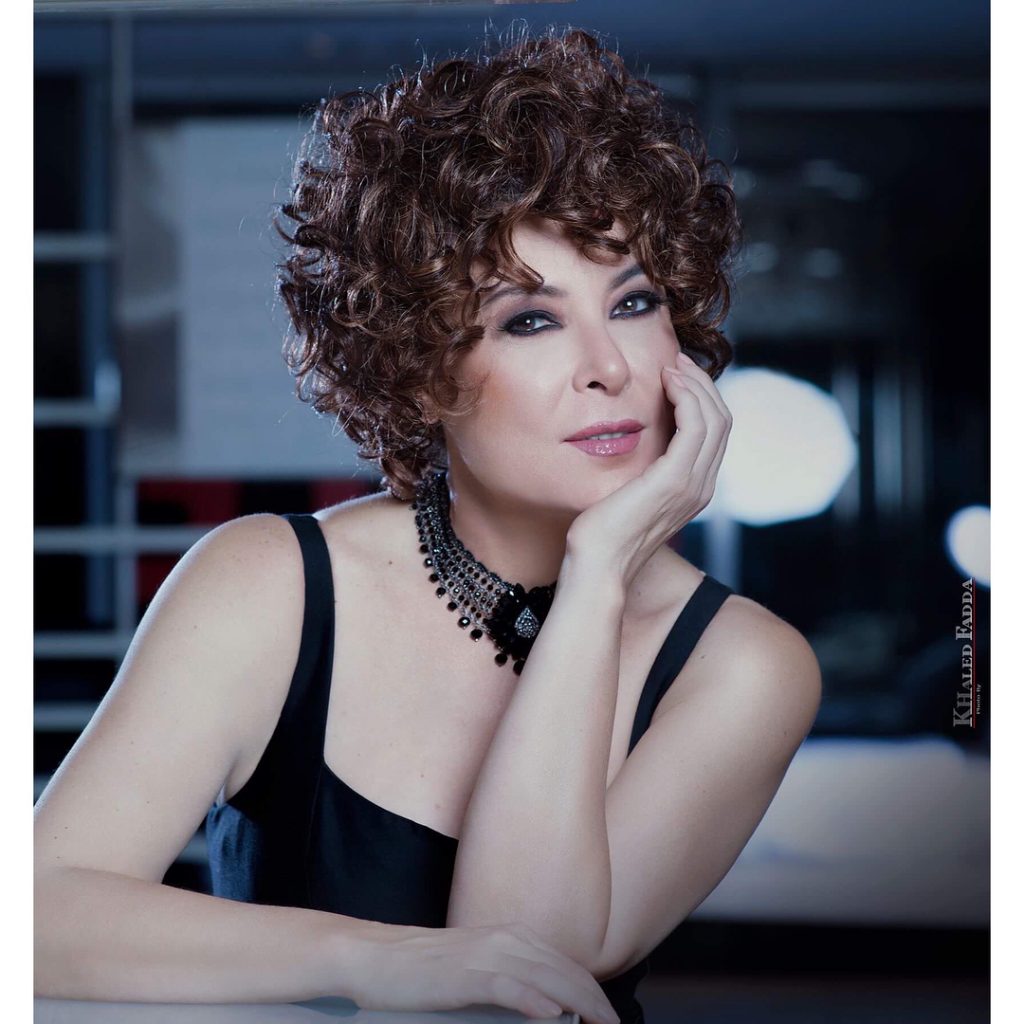 النجمة-بفستان-اسود