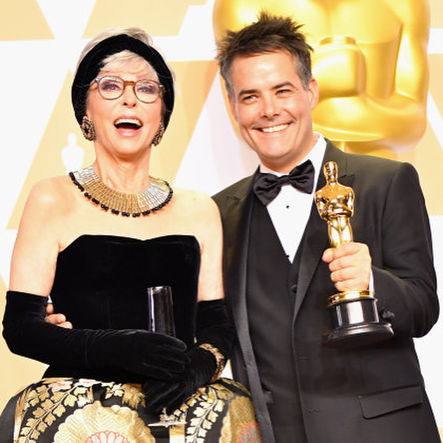 النجمة-تتسلم-الجائزة