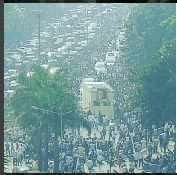 تشييع-الجثمان-وسط-الحشد