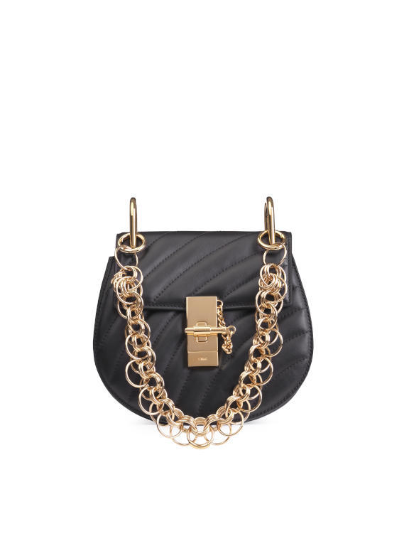 حقيبة-باللون-الاسود-مع-اليد-الذهبية