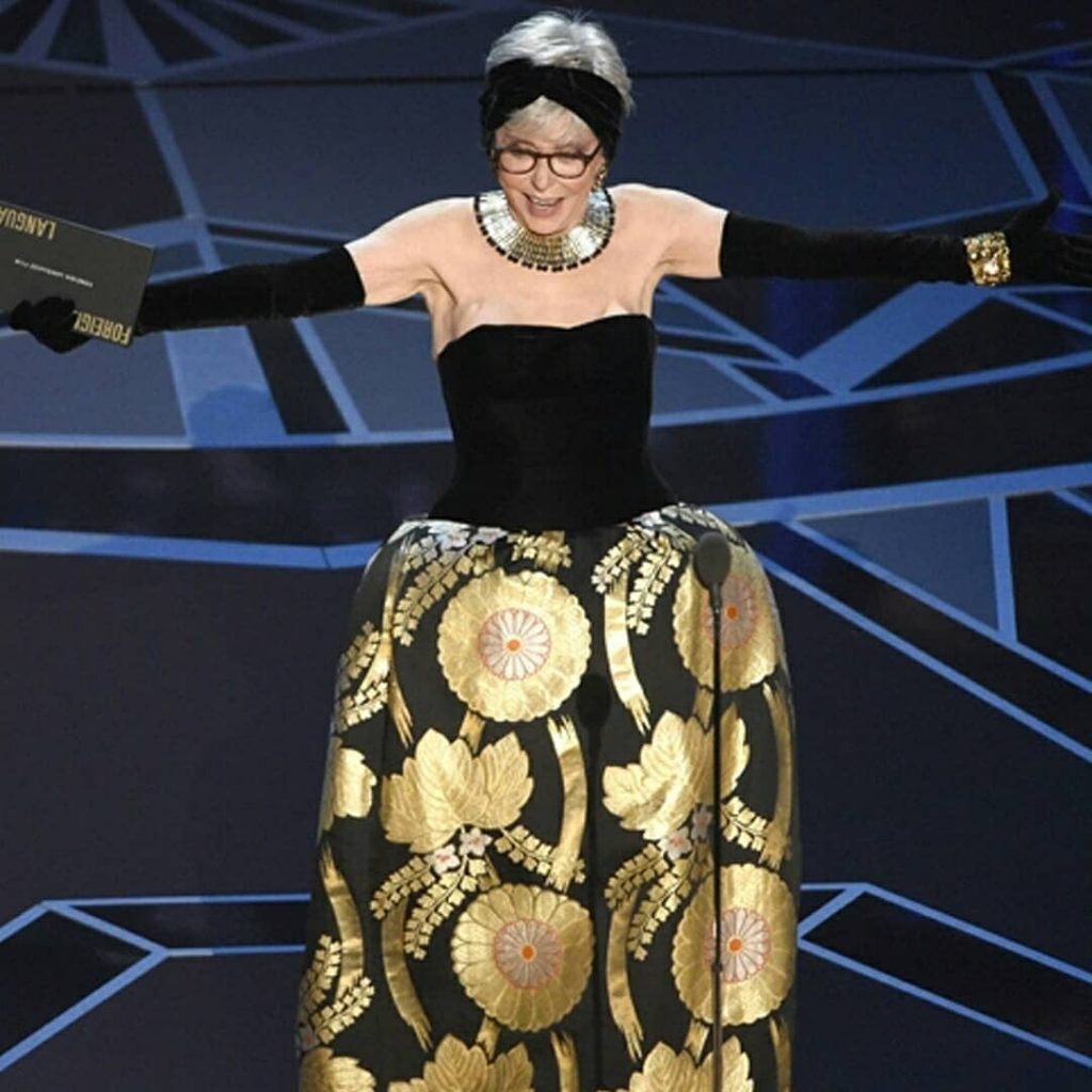 ريتا-تستعرض-فستانها