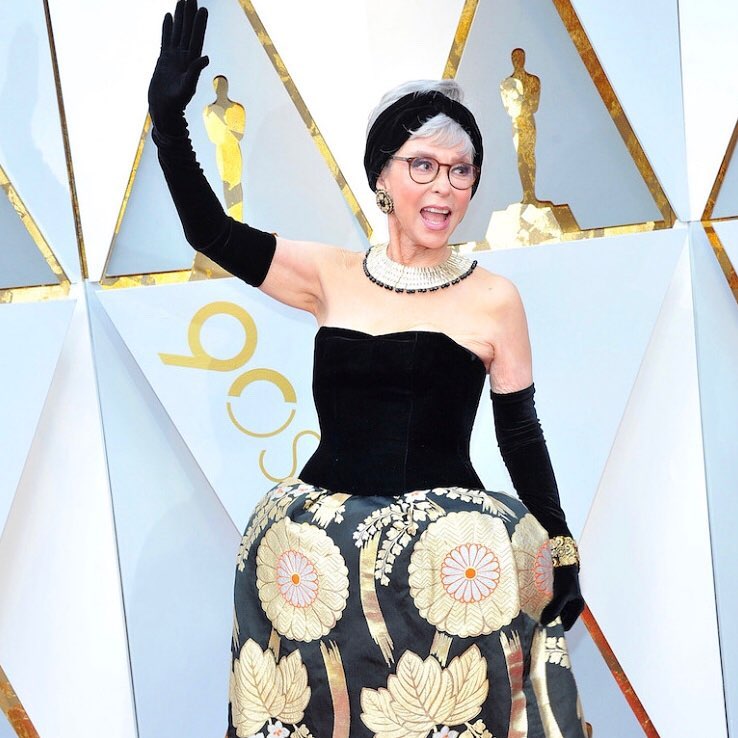 ريتا-مورينو-تستعرض-فستانها