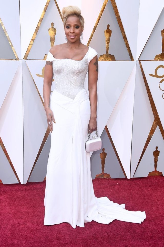 ماري-جاي-بليدج-بفستان-فيرساتشي