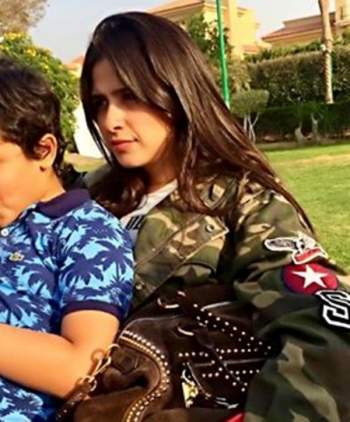 ياسمين عبد العزيز مع إبنها