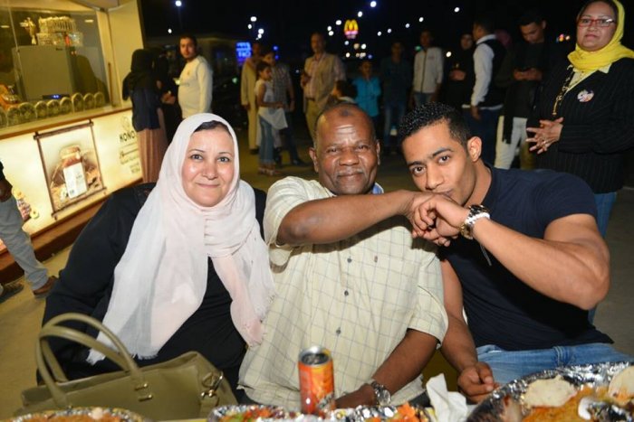 النجم-يقبل-يد-والده