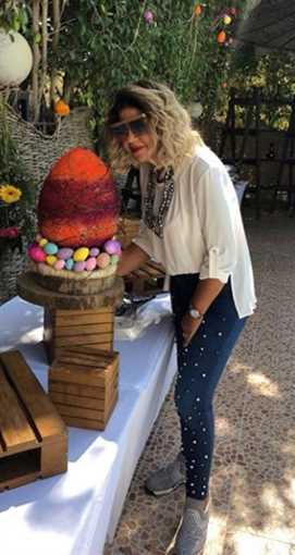 بوسي-شلبي-بجوار-بيضة-ملونة