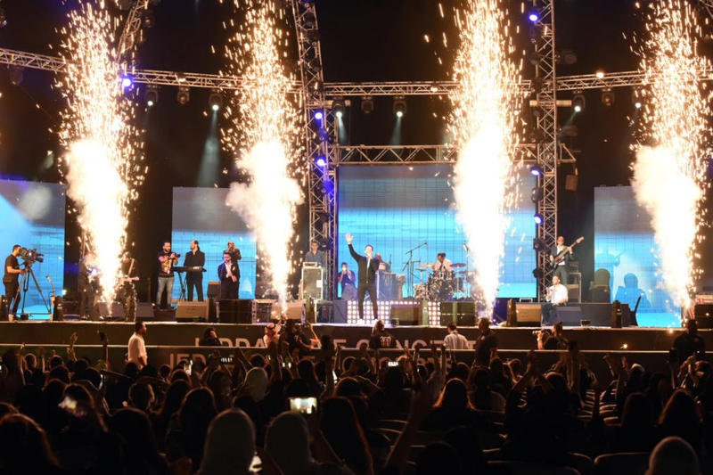 حماقي-يشعل-المسرح