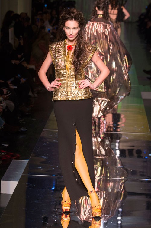 طقم-باللون-الاصفر-الذهبي-من-Jean-Paul-Gaultier