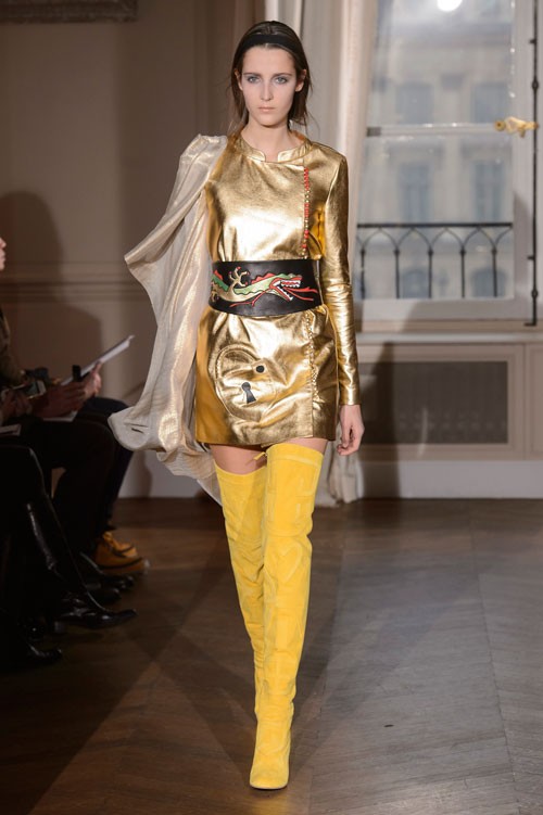 فستان-باللون-الاصفر-الذهبي-من-Elsa-Schiaparelli