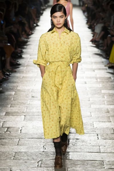 فستان-بدرجة-الاصفر-الباستيل-من-bottega-veneta
