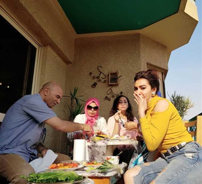 ميرهان-حسين-مع-أسرتها