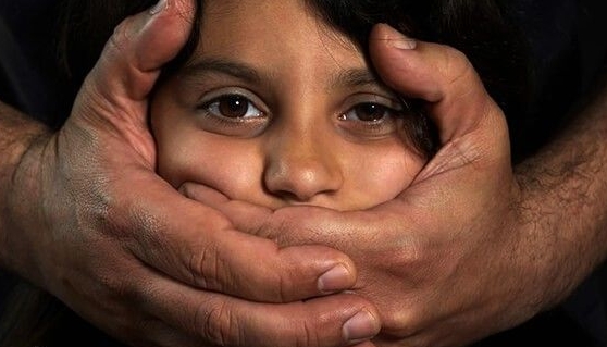 محاكمة عامل تحرش بطفلة عمرها 9 سنوات