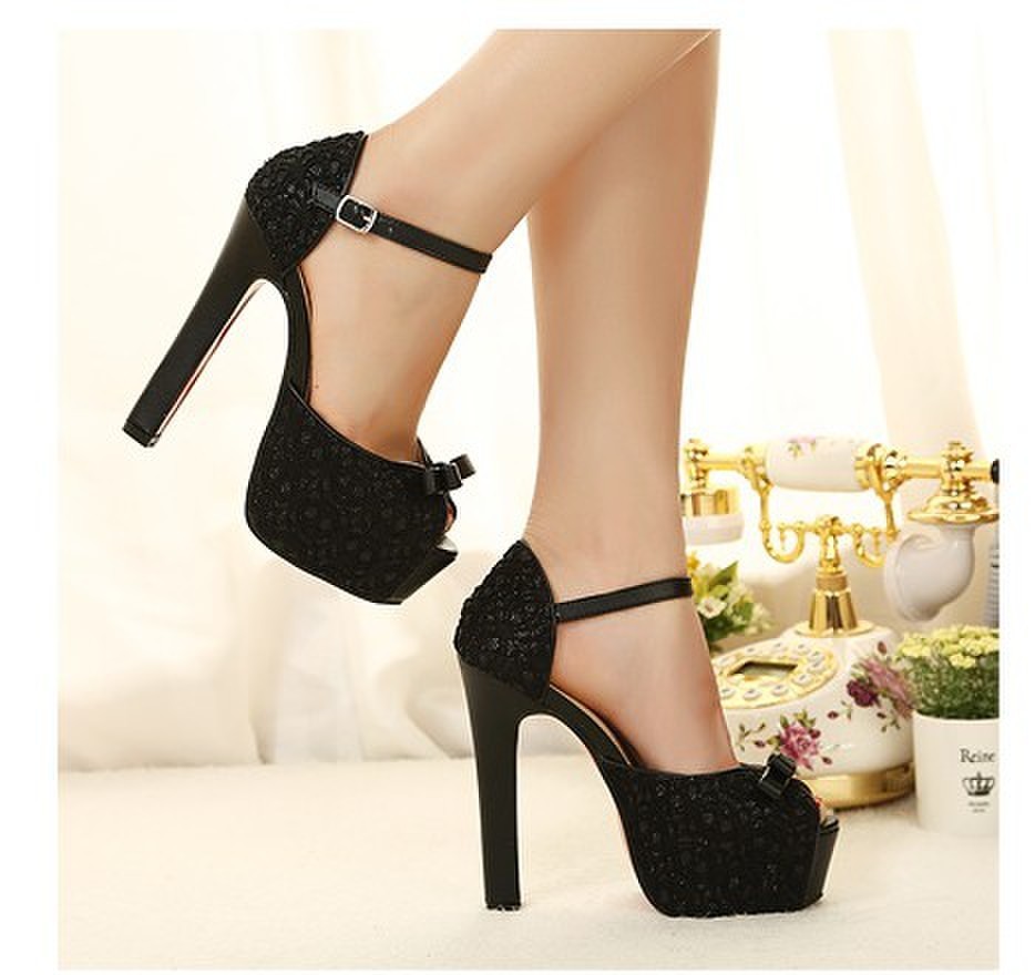 فيديو بـ الكعب العالي 3 بنات يعبرن بين جبلين على حبل