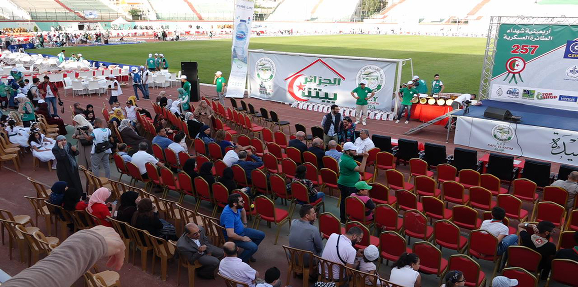 بالصور الجزائر تنظم أكبر مائدة إفطار رمضانية في العالم