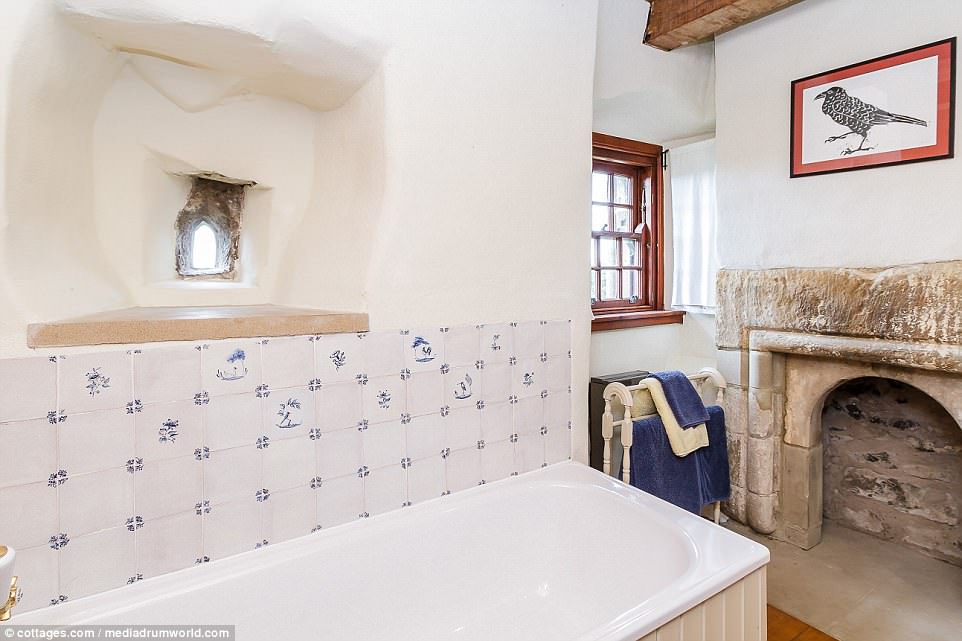 بالصور قلعة مذهلة للإيجار