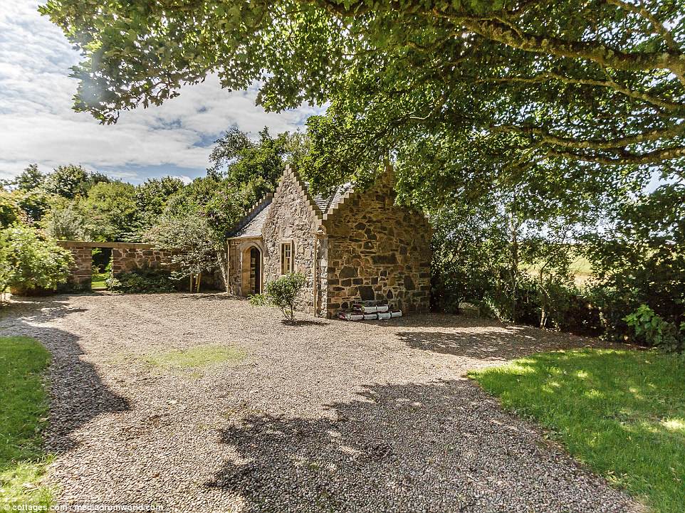 بالصور قلعة مذهلة للإيجار