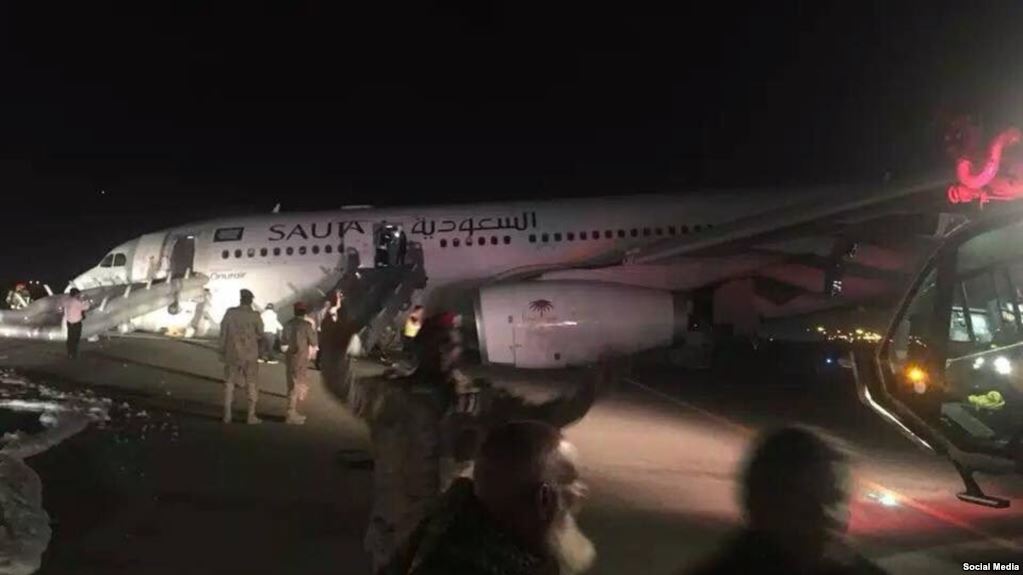 فيديو مرعب .. هبوط طائرة سعودية بدون عجلات في مطار جدة
