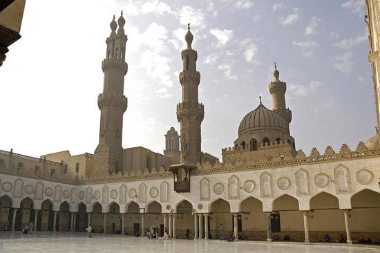 الأوقاف المصرية تعيين سيدتين لكل مسجد في قرار مثير للجدل