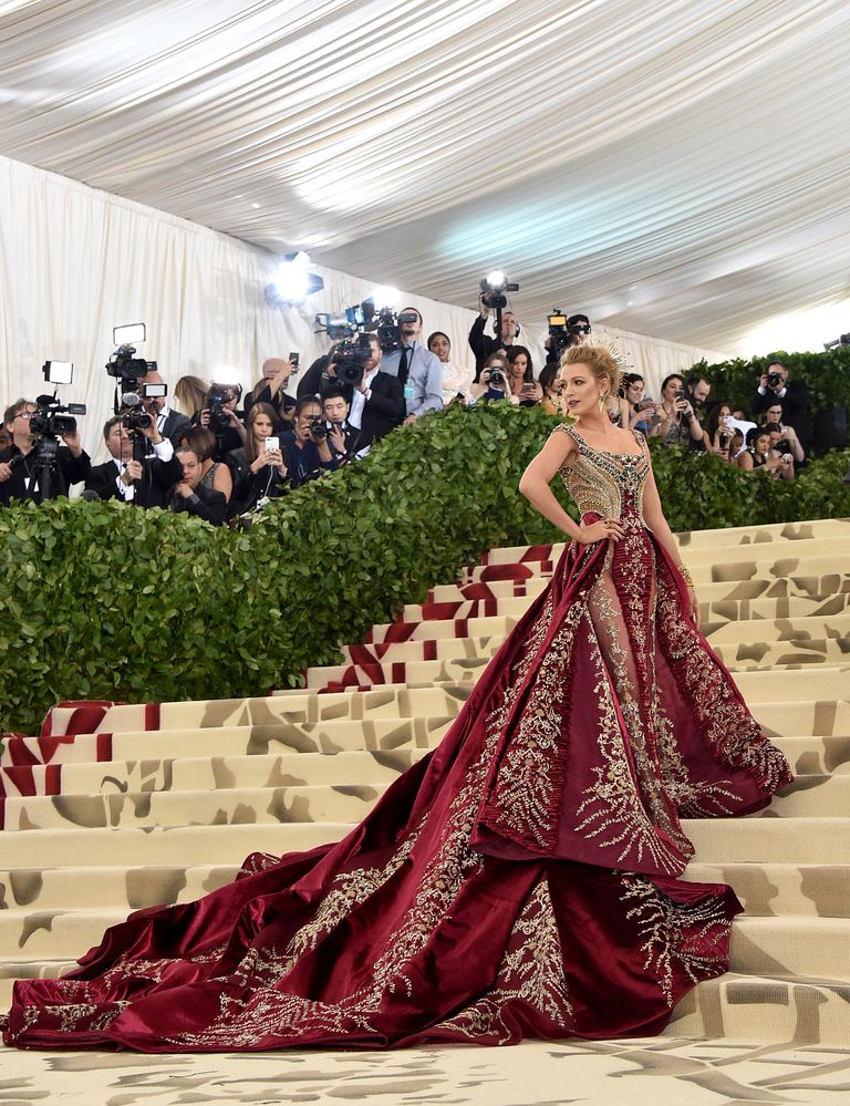 Blake Lively-بفستان-من-Versace